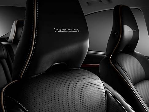 Volvo - Parlando di motori, già a partire da maggio 2014 saranno disponibili i propulsori della nuova gamma DriveE, caratterizzata da prestazioni dinamiche ed efficienza.  width=