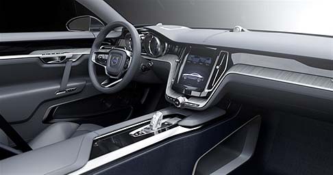Volvo - La concept adotta un motore benzina Drive-E da due litri dotato di super-alimentatore e turbo.  width=