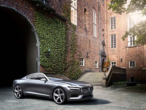 Volvo - La livrea viene proposta nell’elegante tonalità grigio-blu, ripresa anche nell’abitacolo, dove compaiono raffinati dettagli realizzati a mano. width=