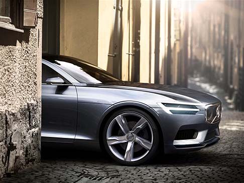 Volvo - Non mancano le tecnologie, come di mostra la presenza di un grande schermo rettangolare nella console centrale. width=