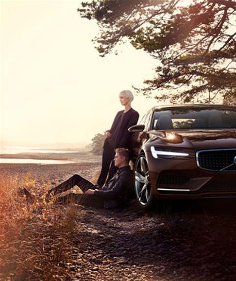 Volvo - La sezione posteriore della Concept Estate ricorda la linea della Volvo 1800 ES dei primi anni ´70. Anche a bordo ritroviamo la medesima ispirazione riconoscibile, ad esempio, nel volante a due razze, nel quadro strumenti e nei quadranti. width=