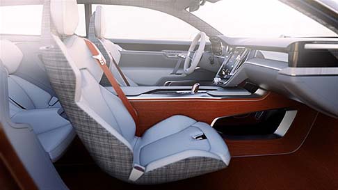 Volvo - Dettagli raffinati come un quadro strumenti rivestito di cuoio conciato al naturale di Tärnsjö, intarsi in legno cerato invecchiato naturalmente e dettagli in rame lavorati a macchina enfatizzano l’esclusiva atmosfera dell’abitacolo.  width=
