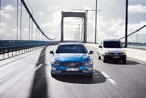 Volvo - Ciò che rende il progetto Drive Me unico è il fatto di coinvolgere: legislatori, autorità di trasporto, una grande città, un costruttore del veicolo e clienti reali. width=