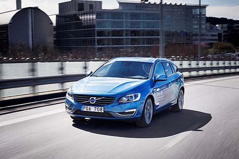 Volvo - I 100 clienti che guideranno in questo periodo di prova le vetture equipaggiate con questa tecnologia, saranno impegnati ogni giorno su un apposito percorso selezionato di 50 km dentro e intorno la città di Goteborg. width=