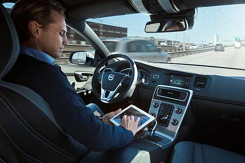Volvo - L’iniziativa Drive Me–Selfdriving è un progetto congiunto che vede protagonisti Volvo, l'agenzia dei trasporti svedese Transport Administration, il Lindholmen Science Park e la città di Goteborg. width=