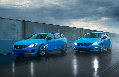 Volvo - Il cambio automatico a sei rapporti dotato di un nuovo sistema di comandi al volante, insieme al sistema di trazione a quattro ruote consentono una velocità massima limitata di 250 km/h.  width=