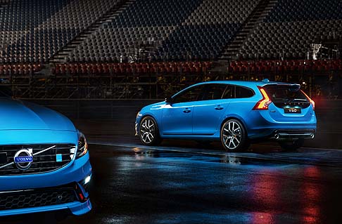 Volvo - Cambia anche la struttura delle vetture, modificata per sostenere le performance sportive. Il telaio è stato adattato a sospensioni con molle più rigide dell’80% rispetto alla taratura delle varianti R-Design. width=