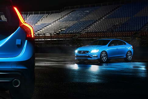 Volvo - Tra le dotazioni figurano: ammortizzatori Öhlins, cerchi da 20 pollici dal disegno specifico Polestar, freni a disco anteriori da 371 mm con pinze Brembo a sei pistoncini. width=