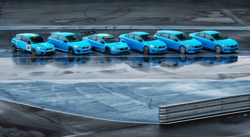 Volvo - Troviamo sia splitter anteriori che ottimizzando il flusso d'aria sotto la macchina, ed un nuovo spoiler posteriore e un diffusore di coda, che aumentano la deportanza. width=