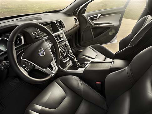 Volvo - All'interno, le migliorìe includono nuove tonalità per i rivestimenti, nuovi inserti in legno, un nuovo rivestimento del padiglione e nuove cornici in metallo satinato che racchiudono le bocchette dell'aria e i comandi delle luci. width=