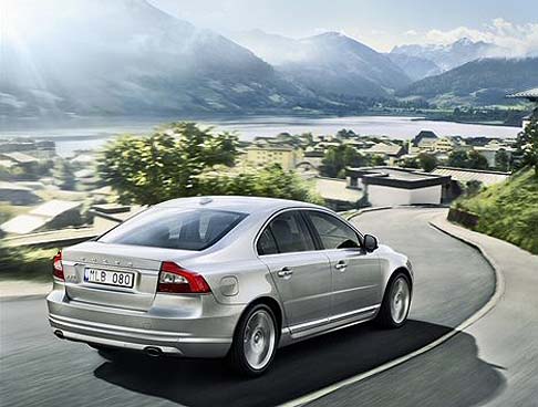 Volvo - Sotto la pelle della Volvo S80 vi è un telaio disponibile in tre tipologie: Confort, Sportivo Ribassato e FourC (Continuously Controlled Chassis Concept Sistema di Monitoraggio Continuo del Telaio). width=