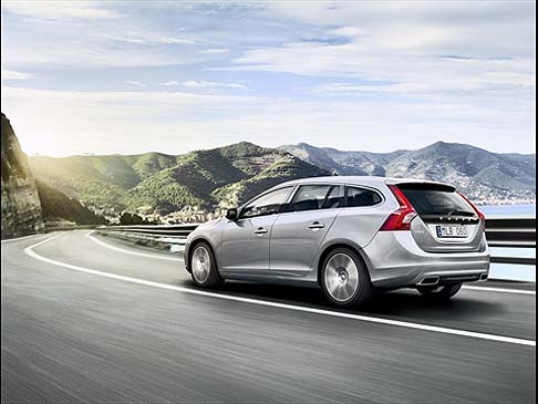 Volvo - Alla base della maggiore versatilità della V60 c'è il suo sistema di seduta intelligente, con i sedili posteriori ripiegabili in tre parti (40/20/40), in modo da poter aumentare la capacità di carico.  width=