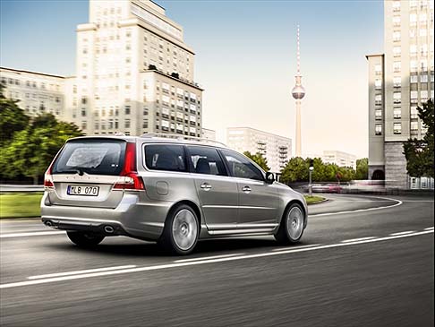 Volvo - I sedili posteriori della Volvo V70 sono ripiegabili in tre parti (40/20/40), consentendo una maggiore flessibilità. width=
