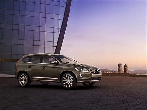 Volvo - La nuova Volvo XC60, il modello più venduto di Volvo, acquisisce uno stile più urbano. width=