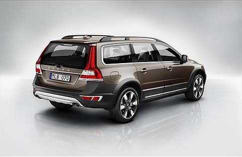 Volvo - La XC70 si distingue anche per le migliorie apportate ad alcuni dettagli tipici dei fuoristrada, come le piastre di protezione inferiori che proteggono l'auto da danneggiamenti in caso di percorsi su terreni molto accidentati. width=