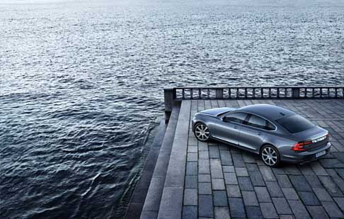 Volvo - La nuova Volvo S90 è equipaggiata con un avanzato sistema di guida semiautonoma, il Pilot Assist.
