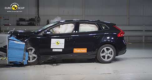 Isuzu - Volovo V40 crash test con le 5 stelle Euro Ncap 2012 width=
