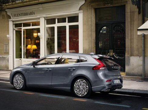 Volvo - Le dotazioni includono l'airbag per il pedone, il Lane Keeping Aid con sterzata automatica e segnalazione tattile, il Park Assist Pilot per facilitare il parcheggio parallelo.  width=