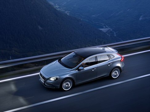 Volvo - E’ tutto pronto per il lancio commerciale della nuova Volvo V40, l’ultima nata della gamma svedese che aspira a diventare leader nel suo segmento.  width=