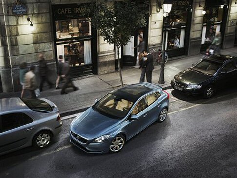 Volvo - L’arrivo della Volvo V40 nel Belpaese coincide con una fase particolarmente difficile per il mercato dell'auto, che in Italia soffre in maniera importante. width=