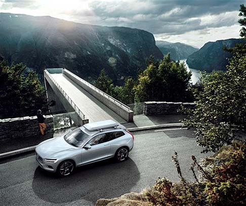 Volvo - I progettisti hanno, inoltre, reinterpretato in chiave più attuale alcuni elementi tradizionali dei SUV, come le modanature sulle fiancate e le piastre di scorrimento. width=