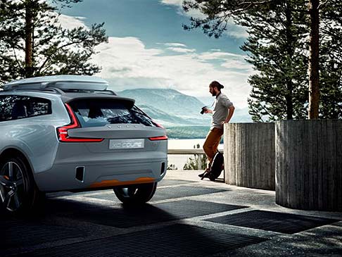 Volvo - “Molti dettagli arancioni e simboli grafici, abbinati a un ampio uso di modanature in gomma opaca nella sezione posteriore della vettura, accentuano l’espressione di estrema funzionalità degli elementi stilistici.” width=