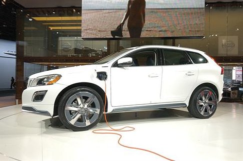 Volvo - Volvo XC60 Plug-in Hybrid Concept con motore elettrico 70 CV + propulsore termico turbocompresso da 280 CV, per una potenza totale di 350 cavali width=