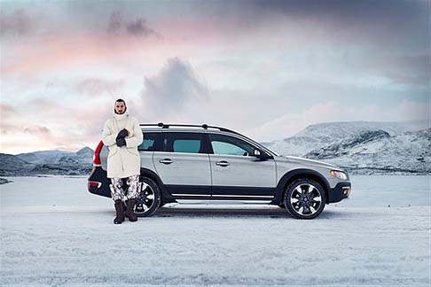 Volvo - La musica, una reinterpretazione dell’inno svedese, è composta dal musicista e produttore Max Martin, mentre Ibrahimović ne recita le parole. width=