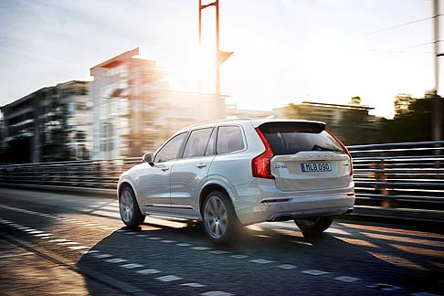 Volvo - Novità assoluta è il nuovo e più pronunciato logo (Ironmark), caratterizzato dall’iconica freccia della Casa allineata con la linea diagonale che attraversa la griglia anteriore.  width=