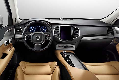 Volvo - Gli interni della XC90 sono i più lussuosi mai realizzati da Volvo. Spicca la console con comandi che si azionano attraverso uno schermo a sfioramento. width=