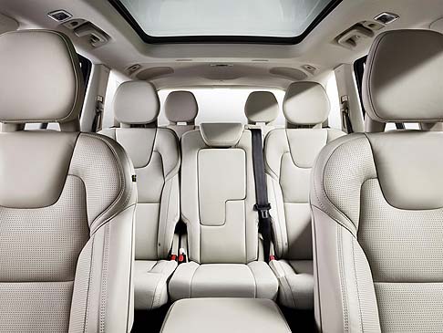 Volvo - I rivestimenti abbinano materiali come la pelle e il legno a dettagli realizzati artigianalmente.  width=