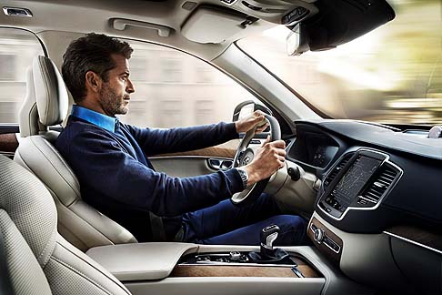 Volvo - Infine, non mancano i kit dedicati alla personalizzazione della vettura Sono disponibili il pacchetto Urban Luxury e il kit Rugged Luxury.  width=