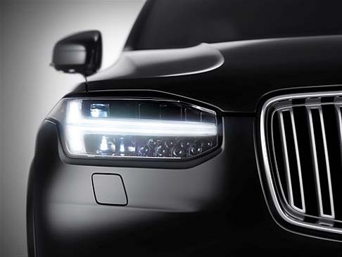 Volvo - Il frontale del nuovo SUV si distingue per le luci per marcia diurna a T, ribattezzate Martello di Thor, evocative del martello utilizzato dal dio nordico del tuono. width=