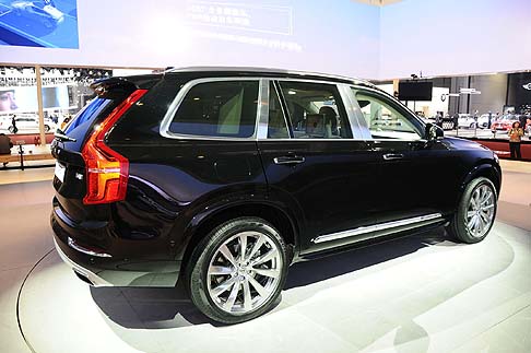 Volvo - La XC90 Excellence è inoltre dotata di uno schermo divisorio per il bagagliaio, di isolamento acustico supplementare dell’abitacolo e di gomme Pirelli Cancelling System (PNCS) e di un sofisticato sistema audio Bowers & Wilkins.  width=