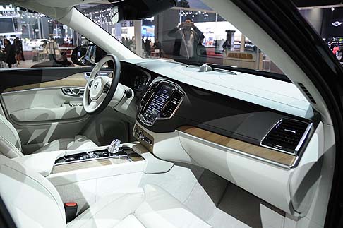 Volvo - La XC90 Excellence incorpora tutte le caratteristiche che sono alla base del continuo successo della XC90, come le dotazioni di sicurezza leader nel mondo, le nuove tecnologie dei motori e la combinazione di potenza e efficienza dei consumi. width=