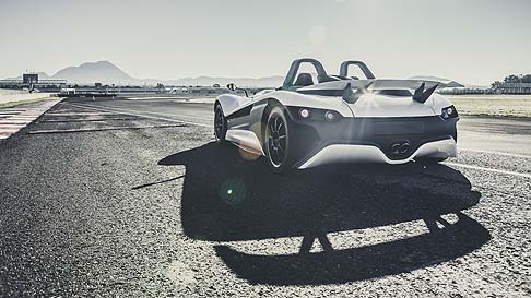 VUHL -  Le prestazioni sono da sportiva pura: accelerazione da 0 a 100 km/h in 3.7 secondi ed una velocità massima di 245 km/h.  width=