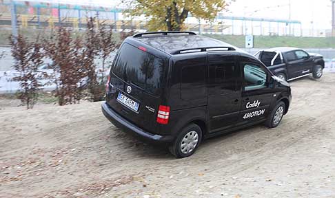 Volkswagen - VW Caddy 4motion 2.0 TDI nel perrcorso allestito nell'area esterna numero 47, vicina all'ingresso Nord del Motor Show, un doppio tracciato fuoristrada width=