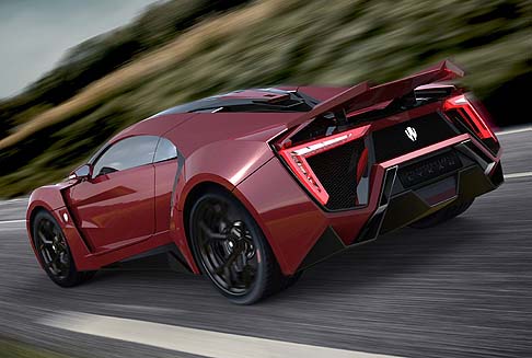 W Motors - Il costo, pari a 3,4 milioni di dollari, giustifica la presenza di diamanti nelle luci e negli interni, finiture placcate in oro e platino, e un orologio Cyrus Klepcys compreso nel prezzo. width=