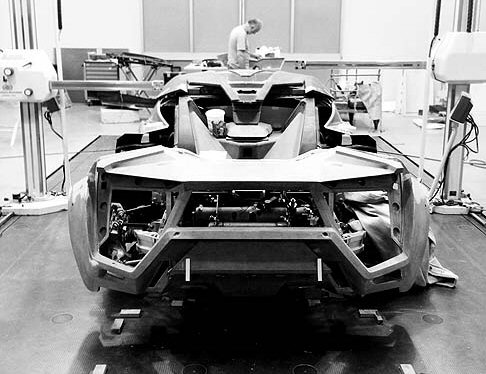 W Motors - W Motors ha collaborato con partners internazionali per creare la prima hypercar araba, in grado di garantire prestazioni elevatissime e appeal esclusivo.  width=