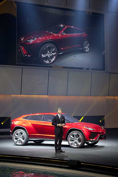 Lamborghini - World Premiere Lamborghini Urus con Stephan Winkelmann width=