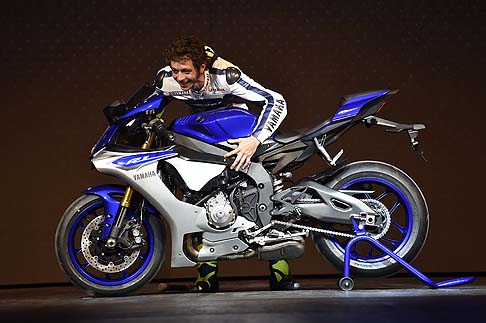 Yamaha - Tra le due ruote presentate nella vetrina di Milano trovano spazio la nuova YZF-R1, derivata dalla Yamaha YZR-M1 della MotoGP. width=