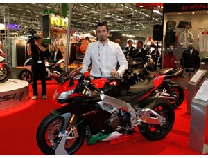 La Superbike di Max Biaggi diventa stradale: Aprilia RSV4 SE La Superbike di Max Biaggi diventa stradale: Aprilia RSV4 SE