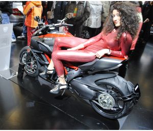 Assicurazione: le donne sulle moto sono sexy Assicurazione: le donne sulle moto sono sexy
