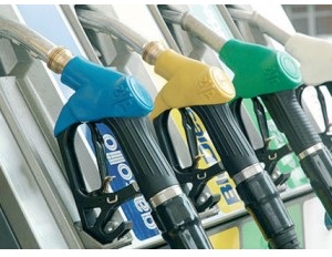 Prezzi carburanti: benzina oltre i 2 euro a litro, è record Prezzi carburanti: benzina oltre i 2 euro a litro, è record