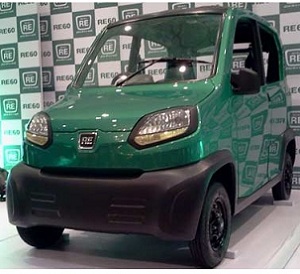 Bajaj sfida Tata con la RE60, auto più economica al mondo