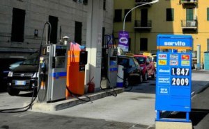 Codacons: prezzi benzina in aumento Codacons: prezzi benzina in aumento