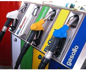 Prezzi carburanti: calo dei consumi, è record