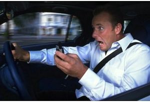 Cellulare alla guida, un vizio italiano? Cellulare alla guida, un vizio italiano?