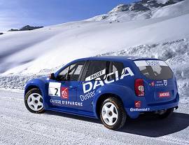 Alain Prost danza sul ghiaccio con la Dacia Duster Alain Prost danza sul ghiaccio con la Dacia Duster