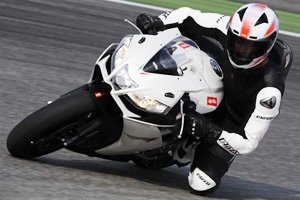 Eicma 2010, in anteprima a Milano la nuova Aprilia Tuono V4R Eicma 2010, in anteprima a Milano la nuova Aprilia Tuono V4R